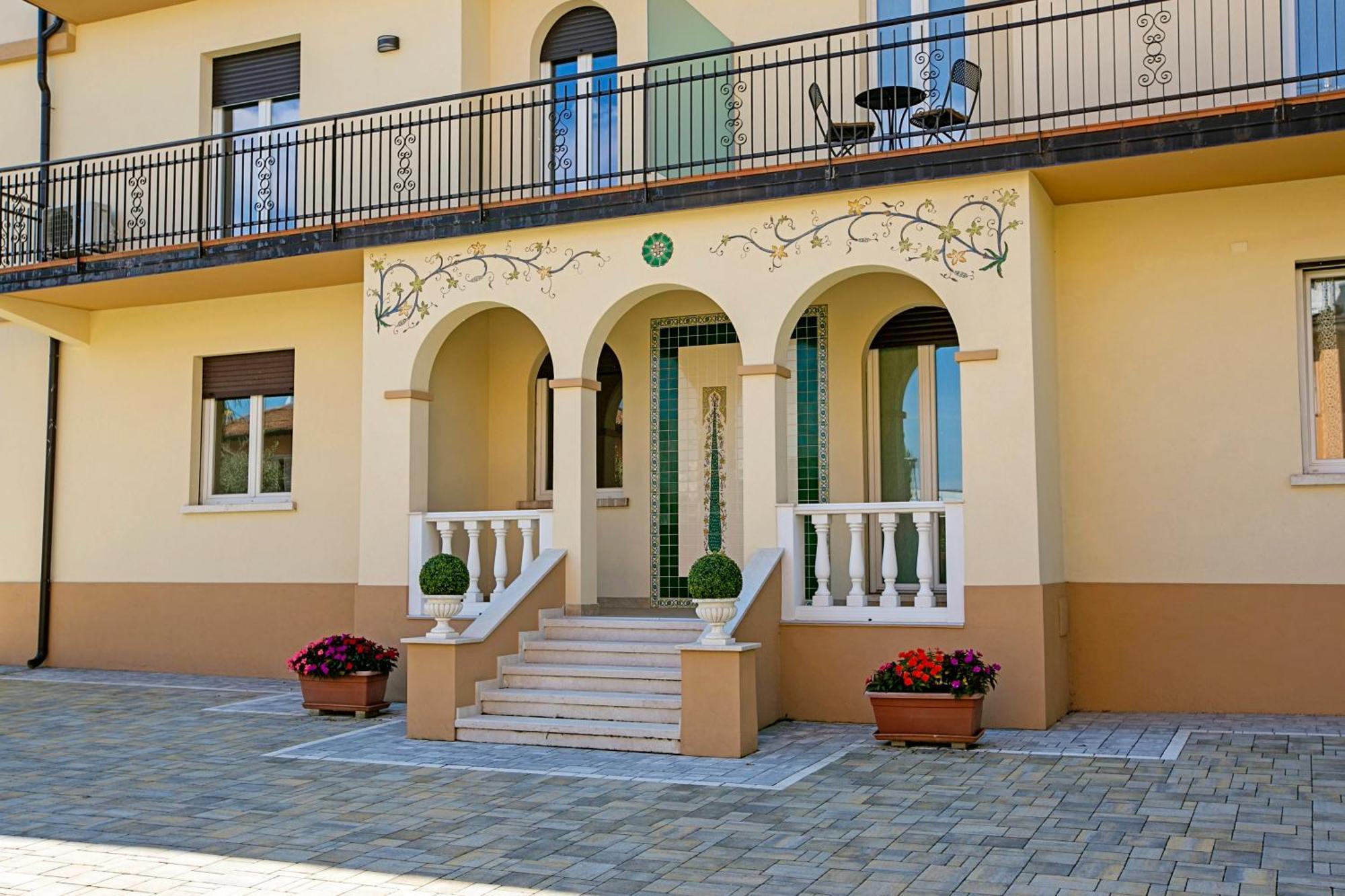 Villa Mimosa - Appartamento 1 - Happy Rentals Desenzano del Garda Luaran gambar