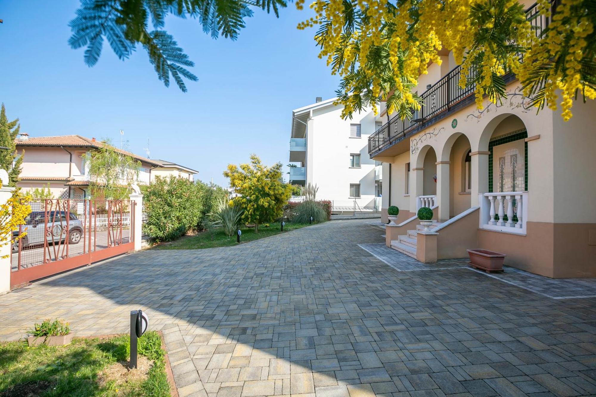 Villa Mimosa - Appartamento 1 - Happy Rentals Desenzano del Garda Luaran gambar